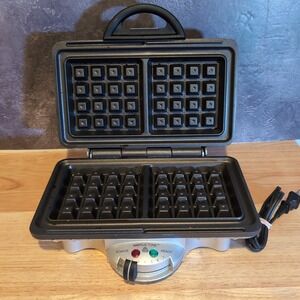 VillaWare Uno Belgian Waffler Model 2000 2-Square 1000W Vintage Waffle Maker
